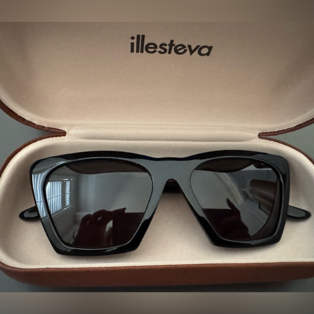 Illesteva Lisbon Black Oversized Square Sunglasses with Dark Lenses